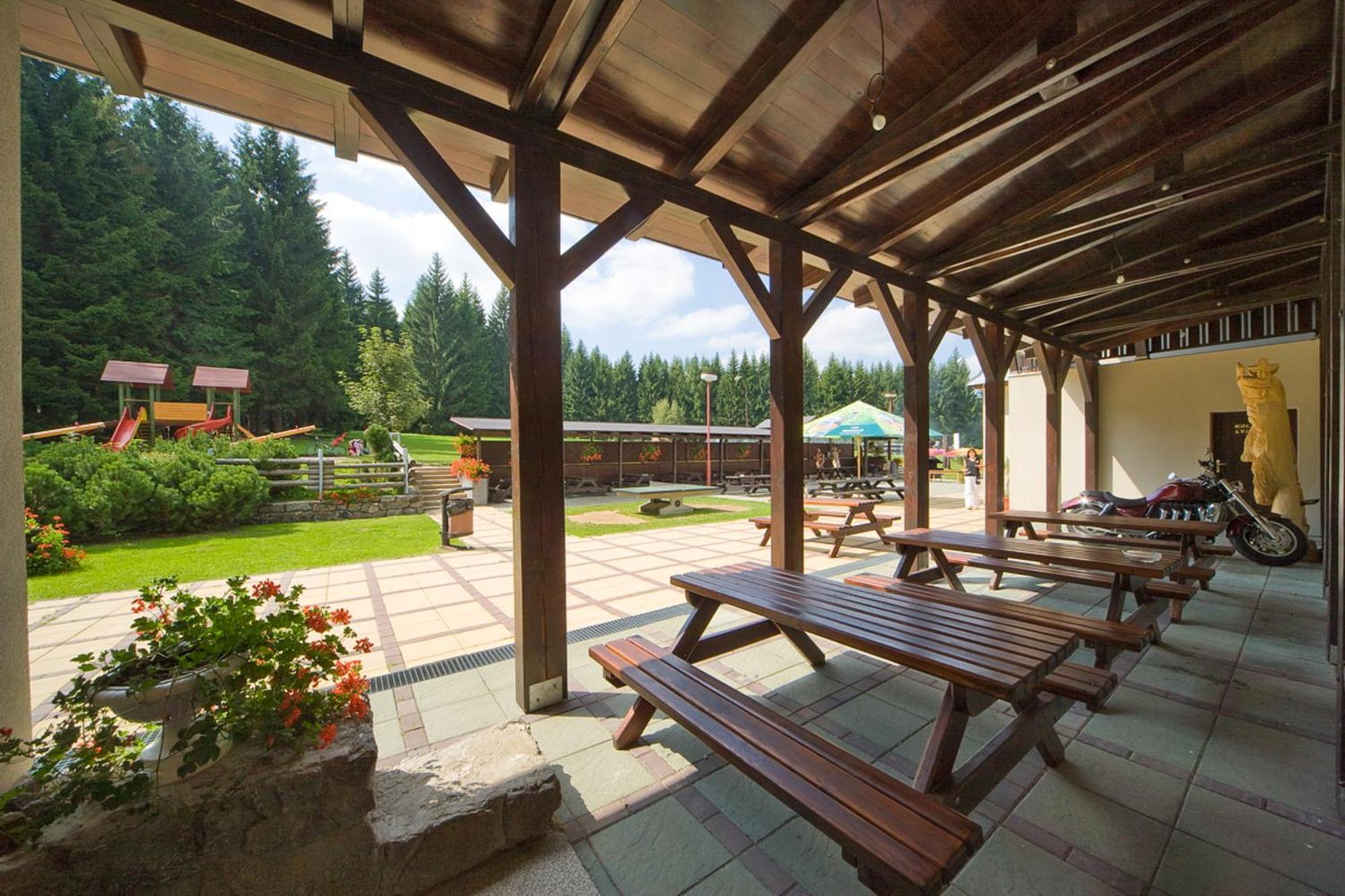 Hotel Hornik ชิดาร์ นัด ซาซาโว ภายนอก รูปภาพ